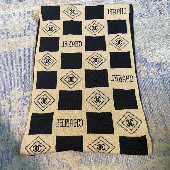 CHANEL Black and Cream Scarf